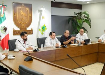 Gobernador Díaz Mena da seguimiento a temas del transporte público en reunión con la ATY