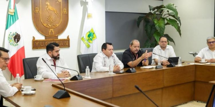 Gobernador Díaz Mena da seguimiento a temas del transporte público en reunión con la ATY