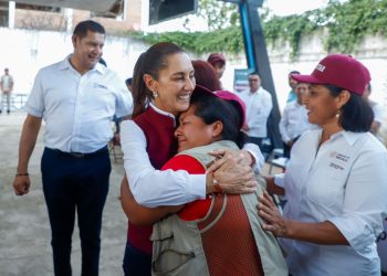 Sheinbaum entrega apoyos económicos a familias afectadas por inundaciones en Puebla