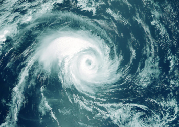 Tormenta tropical “Lorenzo” se mantiene activa en el Atlántico sin riesgo para zonas costeras
