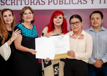  Layda Sansores cumple con la certeza jurídica en el Estado: Entrega de escrituras públicas y títulos de propiedad