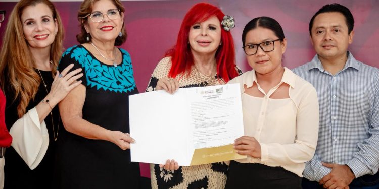  Layda Sansores cumple con la certeza jurídica en el Estado: Entrega de escrituras públicas y títulos de propiedad