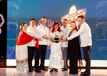 La gobernadora Layda Sansores entregó el premio “El Pregonero”