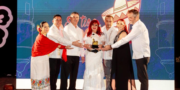 La gobernadora Layda Sansores entregó el premio “El Pregonero”