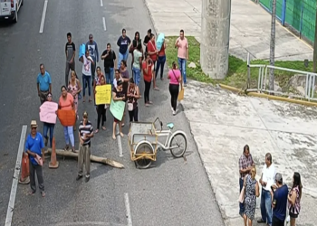 Acuerdan reparación y posterior reconstrucción de puente peatonal tras bloqueo en la Villahermosa–Cárdenas