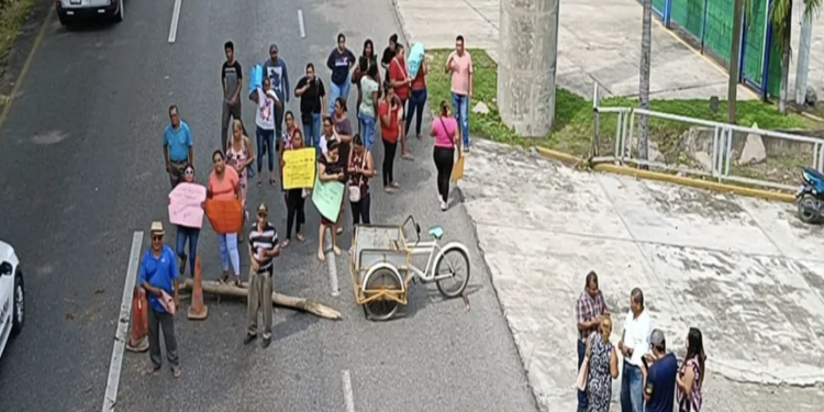 Acuerdan reparación y posterior reconstrucción de puente peatonal tras bloqueo en la Villahermosa–Cárdenas