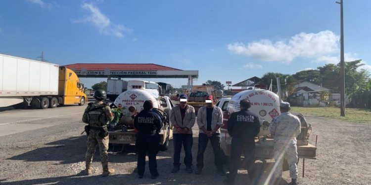 Aseguran dos pipas con gas LP robado en Huimanguillo