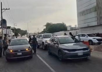 Derrame de aceite en la carretera Villahermosa–La Isla provoca múltiples accidentes