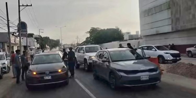 Derrame de aceite en la carretera Villahermosa–La Isla provoca múltiples accidentes
