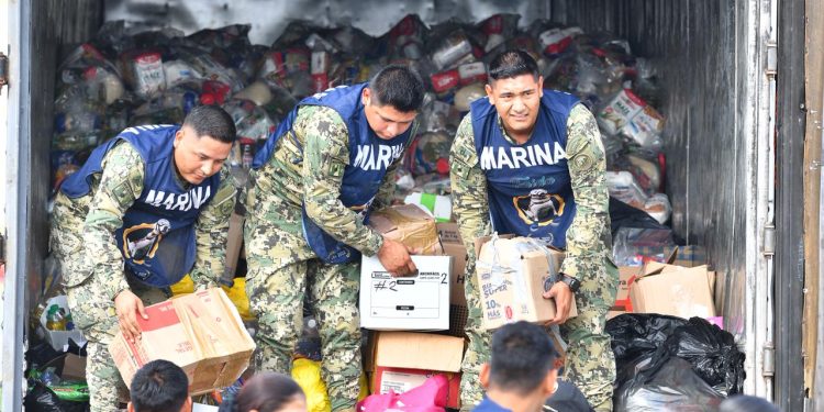 Tabasco refuerza apoyo a Veracruz con envío de víveres y maquinaria