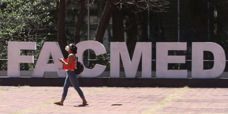 UNAM suspende clases en Medicina tras intentos de irrupción de encapuchados