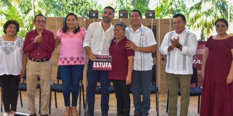 Entregan apoyos del programa “Hogares en bienestar” en Calkiní, Dzitbalché y Hecelchakán