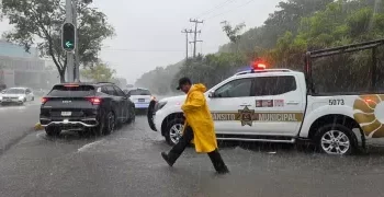 Refuerzan operativos viales ante fuertes lluvias en Cancún