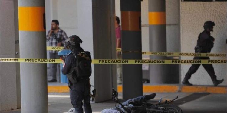 Policía evita asalto a joyería en Plaza Las Américas; sospechan de banda organizada