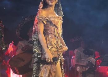 Danna Paola Deslumbra con Mariachi y Homenaje