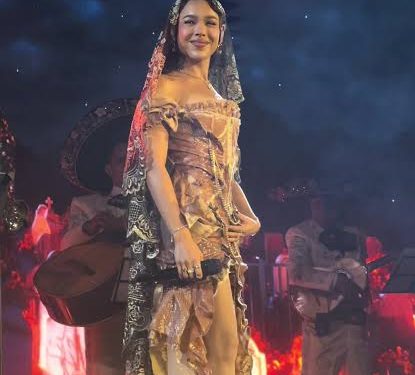 Danna Paola Deslumbra con Mariachi y Homenaje