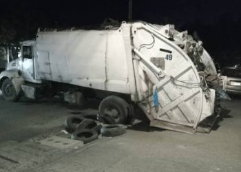 Camión de Basura Cae en Alcantarilla y Provoca Caos en Veracruz