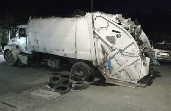 Camión de Basura Cae en Alcantarilla y Provoca Caos en Veracruz