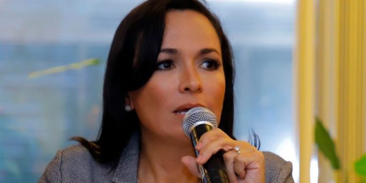 Laura Fernández obtiene suspensión definitiva de su inhabilitación como funcionaria