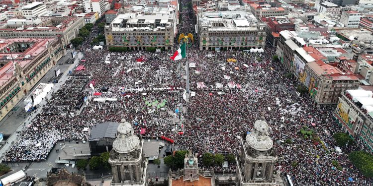 Más de 400 mil personas llenan el Zócalo por el primer aniversario de Claudia Sheinbaum en la presidencia