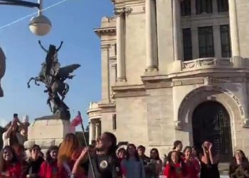 Jóvenes protestan con piñata de Salinas Pliego y exigen que pague sus impuestos
