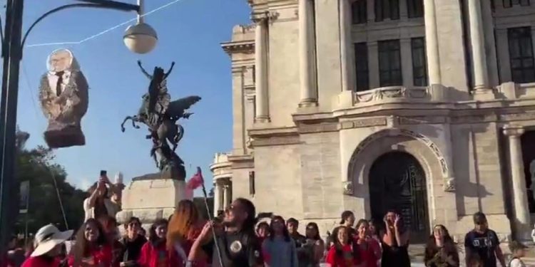 Jóvenes protestan con piñata de Salinas Pliego y exigen que pague sus impuestos