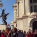 Jóvenes protestan con piñata de Salinas Pliego y exigen que pague sus impuestos
