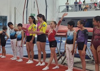 Gimnastas de trampolín traen dos medallas de oro y una de bronce