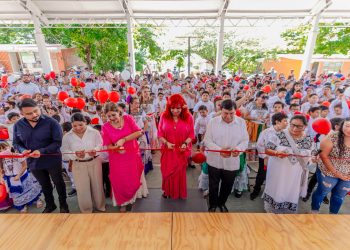 La escuela “Niños Héroes” ya cuenta con su cancha techada y rehabilitada; la inauguró Layda Sansores