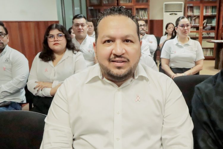 El TEQROO realiza plática de sensibilización y prevención del cáncer de mama