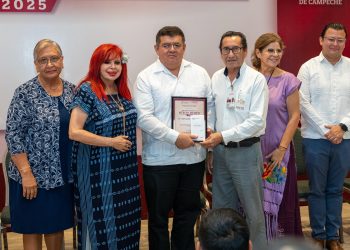Médicos y médicas recibieron el reconocimiento al Mérito Médico 2025 de manos de la gobernadora Layda Sansores