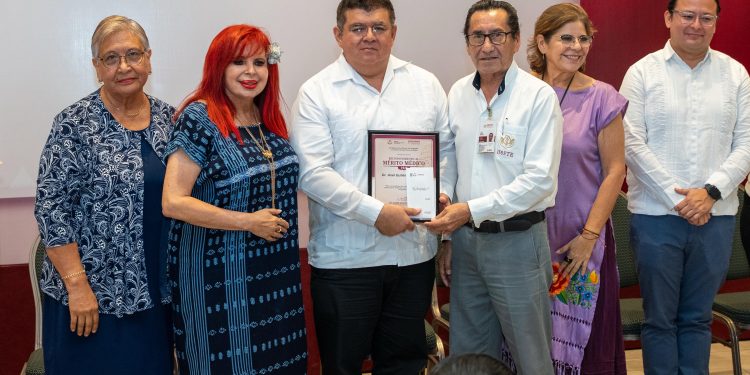 Médicos y médicas recibieron el reconocimiento al Mérito Médico 2025 de manos de la gobernadora Layda Sansores