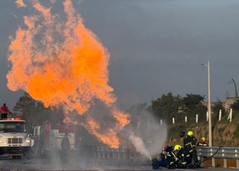 Explosión de pipa cierra la autopista México-Puebla; evacuan viviendas cercanas