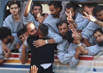 “Si Dios quiere, que podamos vivir en paz”: palestinos liberados tras acuerdo de alto el fuego