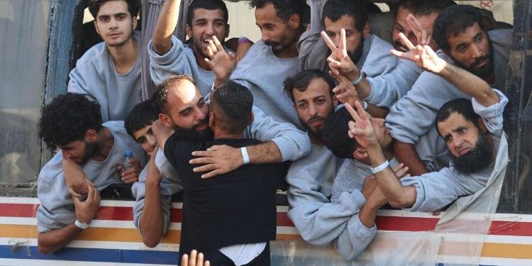 “Si Dios quiere, que podamos vivir en paz”: palestinos liberados tras acuerdo de alto el fuego
