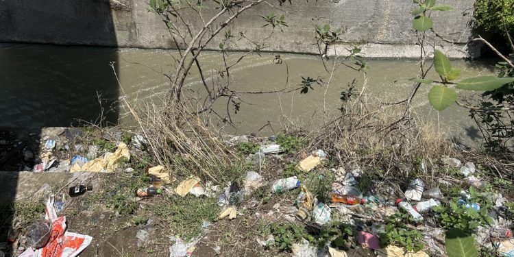 Basura y lluvias extremas colapsan el drenaje de la Ciudad de México