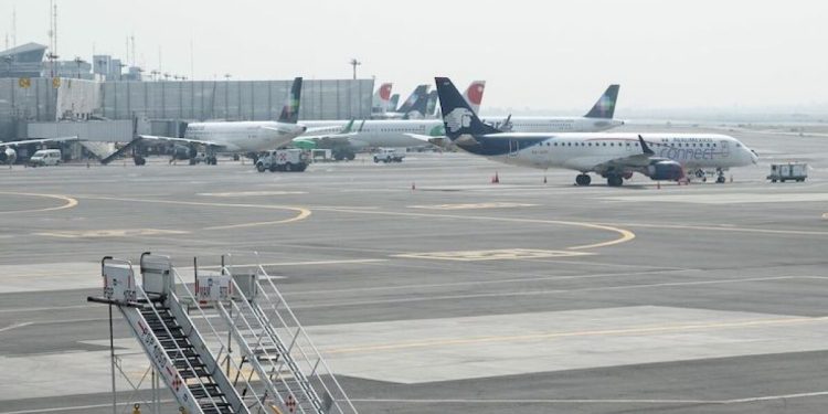 Pilotos piden al Gobierno mexicano responder con urgencia ante restricciones de vuelos impuestas por EE. UU.