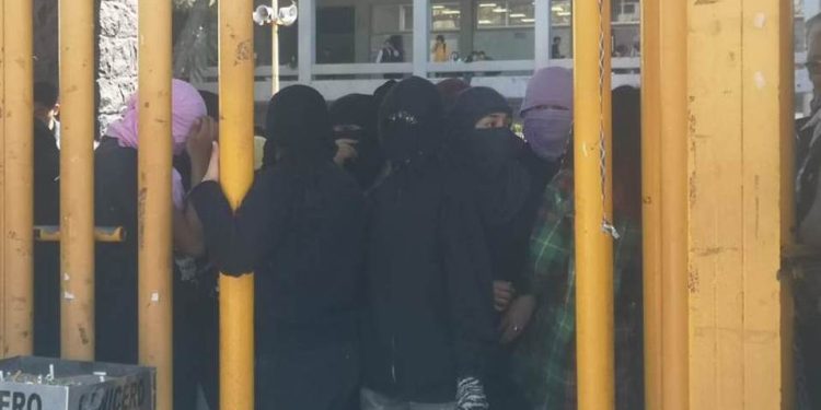 Encapuchados bloquean la Preparatoria 8 de la UNAM tras nuevas tensiones en planteles