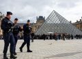 Detienen a cinco nuevos sospechosos por el robo de joyas en el Museo del Louvre