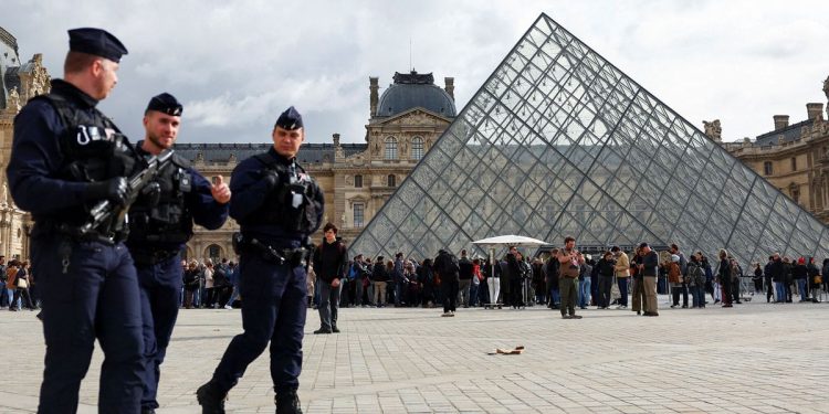 Detienen a cinco nuevos sospechosos por el robo de joyas en el Museo del Louvre