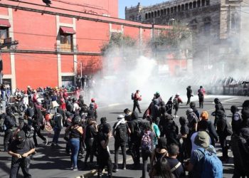 Disturbios empañan la marcha por el 57 aniversario del 2 de octubre en CDMX