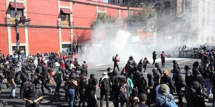 Disturbios empañan la marcha por el 57 aniversario del 2 de octubre en CDMX
