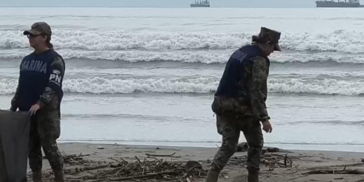 Elementos del Sector Naval de Champotón realizan jornada de limpieza de playas