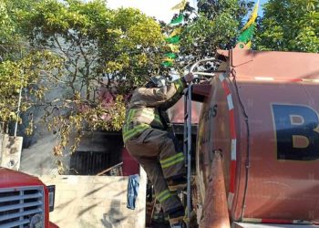 Vivienda se incendia en la colonia El Milagro; bomberos actúan con rapidez