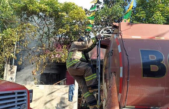 Vivienda se incendia en la colonia El Milagro; bomberos actúan con rapidez