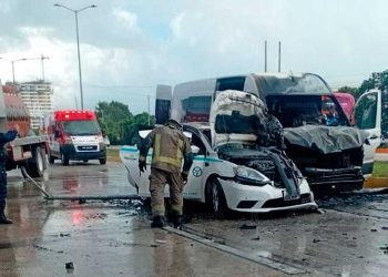 Carambola en bulevar Colosio provoca incendio y deja dos lesionados en Cancún