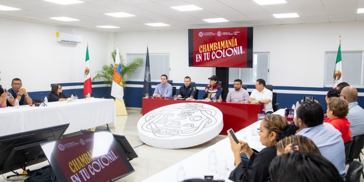 Estefanía Mercado presenta a Alberto Farfán como titular de la recién creada Dirección de Vivienda y Regularización