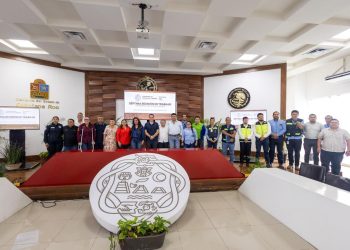 Gobierno de Playa del Carmen alerta sobre red de empresas clandestinas colgadas en postes de telefonía, electricidad y alumbrado público