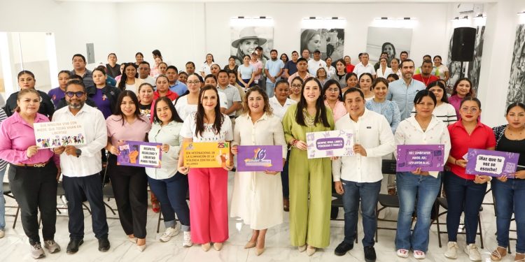 La Magistrada del TEQROO, Thalía Hernández Robledo imparte conferencia sobre VPG en Bacalar