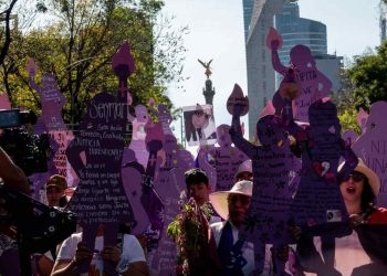 25N en CDMX: colectivas intervienen vallas y queman carteles durante la marcha